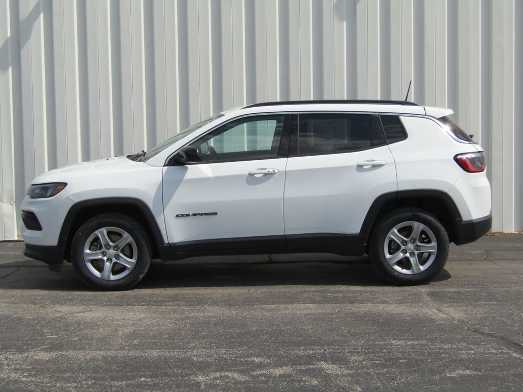 Used 2024 White Jeep Latitude image 6