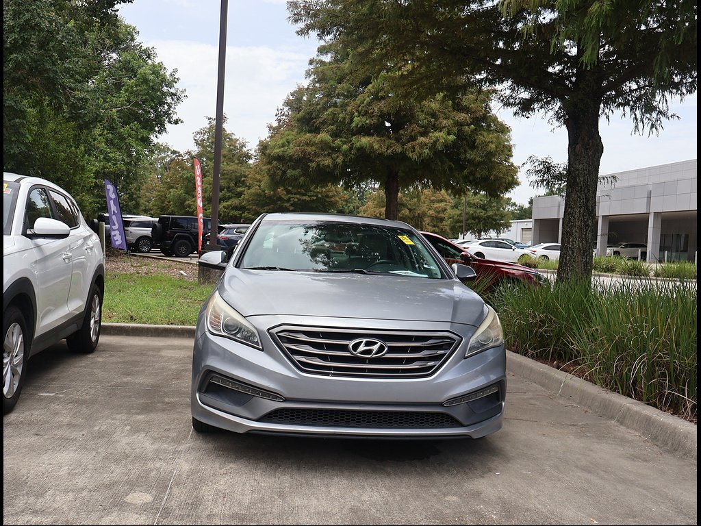 Used 2017  Hyundai Sport image 2