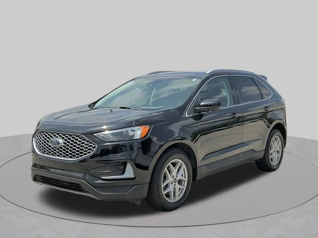 Used 2023 Black Ford SEL image 1