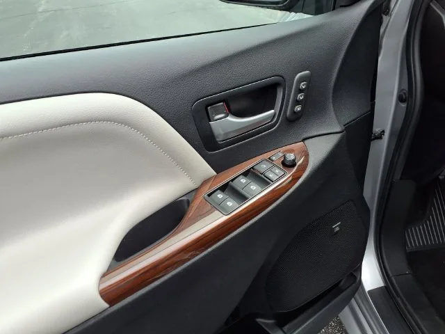 Used 2017 Silver Toyota Limited Premium image 17