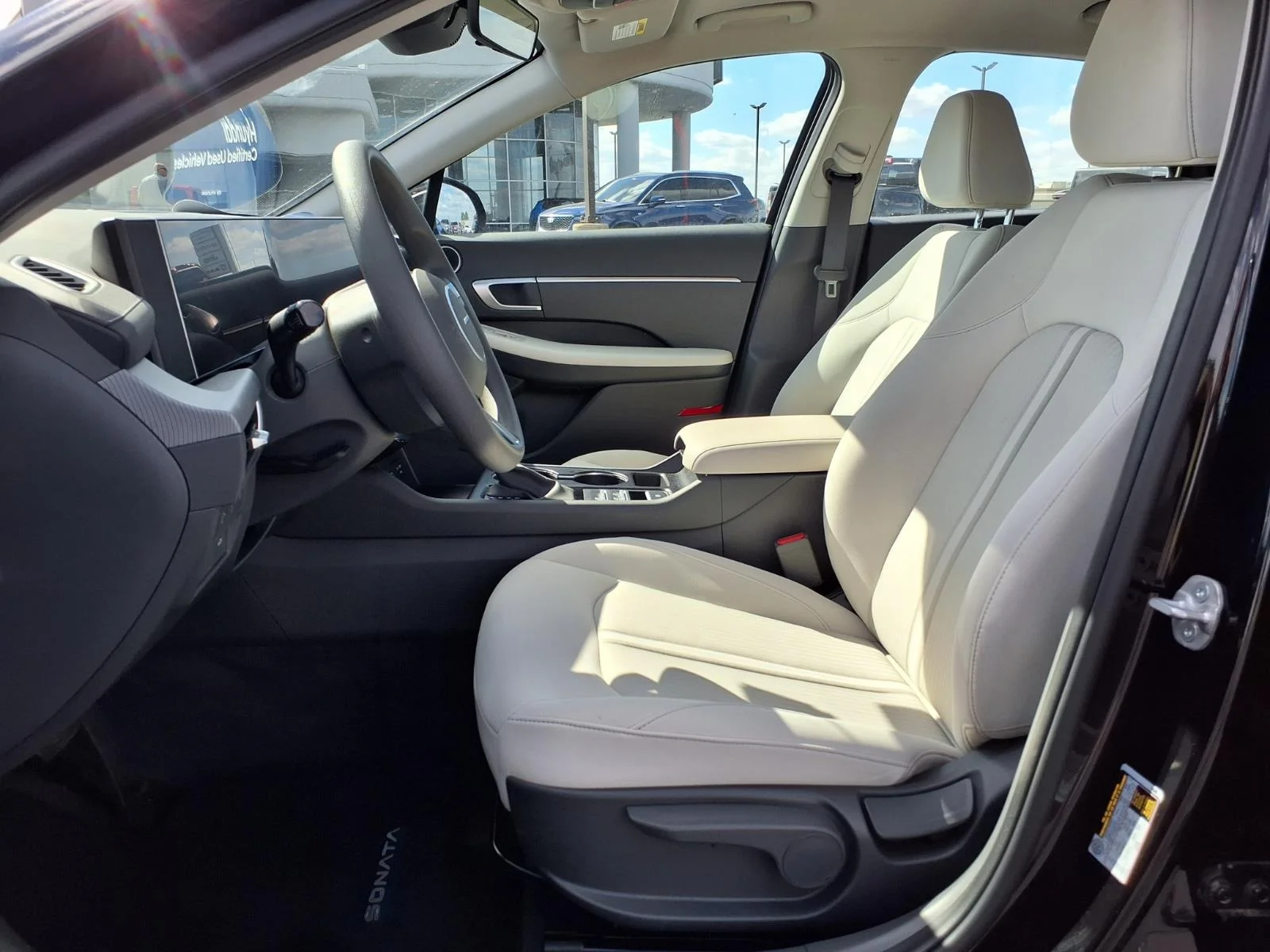 Used 2025 Black Hyundai SE image 13