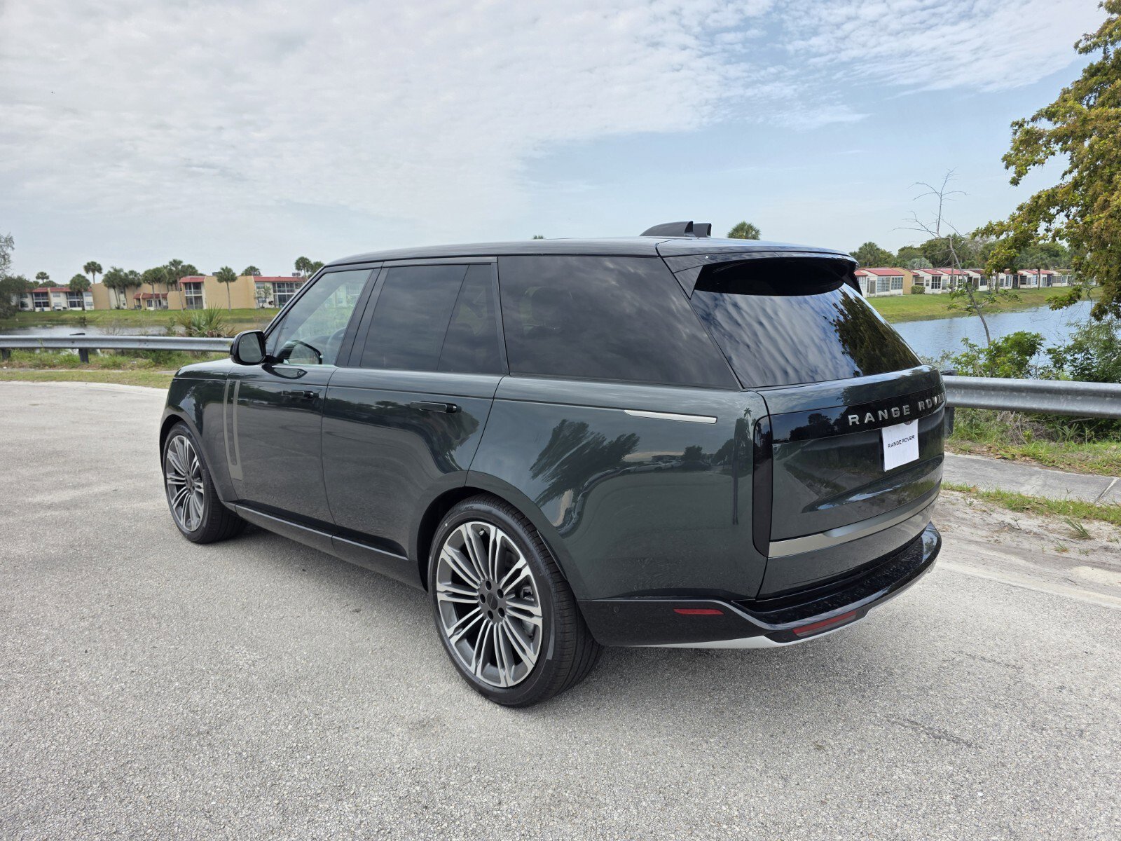 New 2026 Belgravia Green Land Rover SE image 2