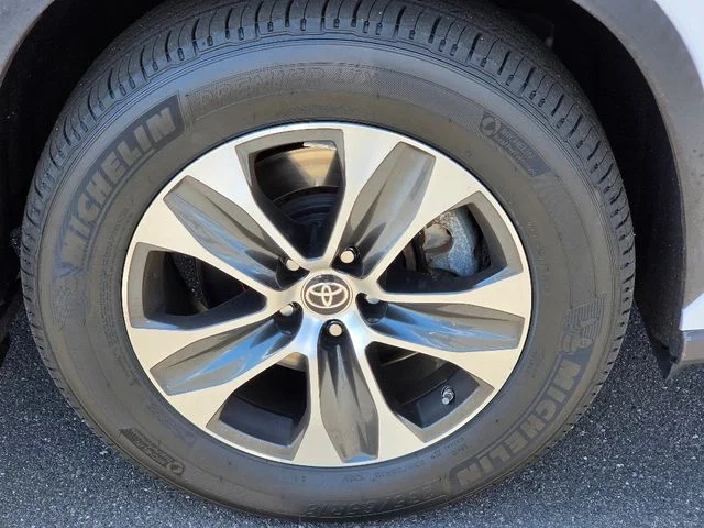 Used 2023 Beige Toyota XLE image 9
