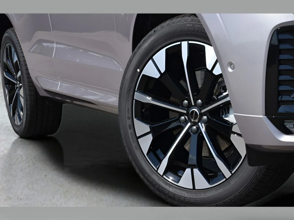 Used 2026 AURORA SILVER Volvo Plus image 9