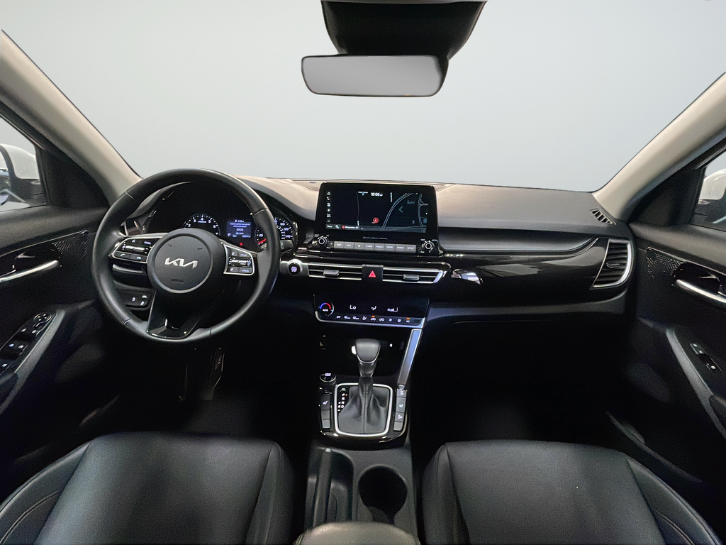 Used 2023 White Kia EX image 10