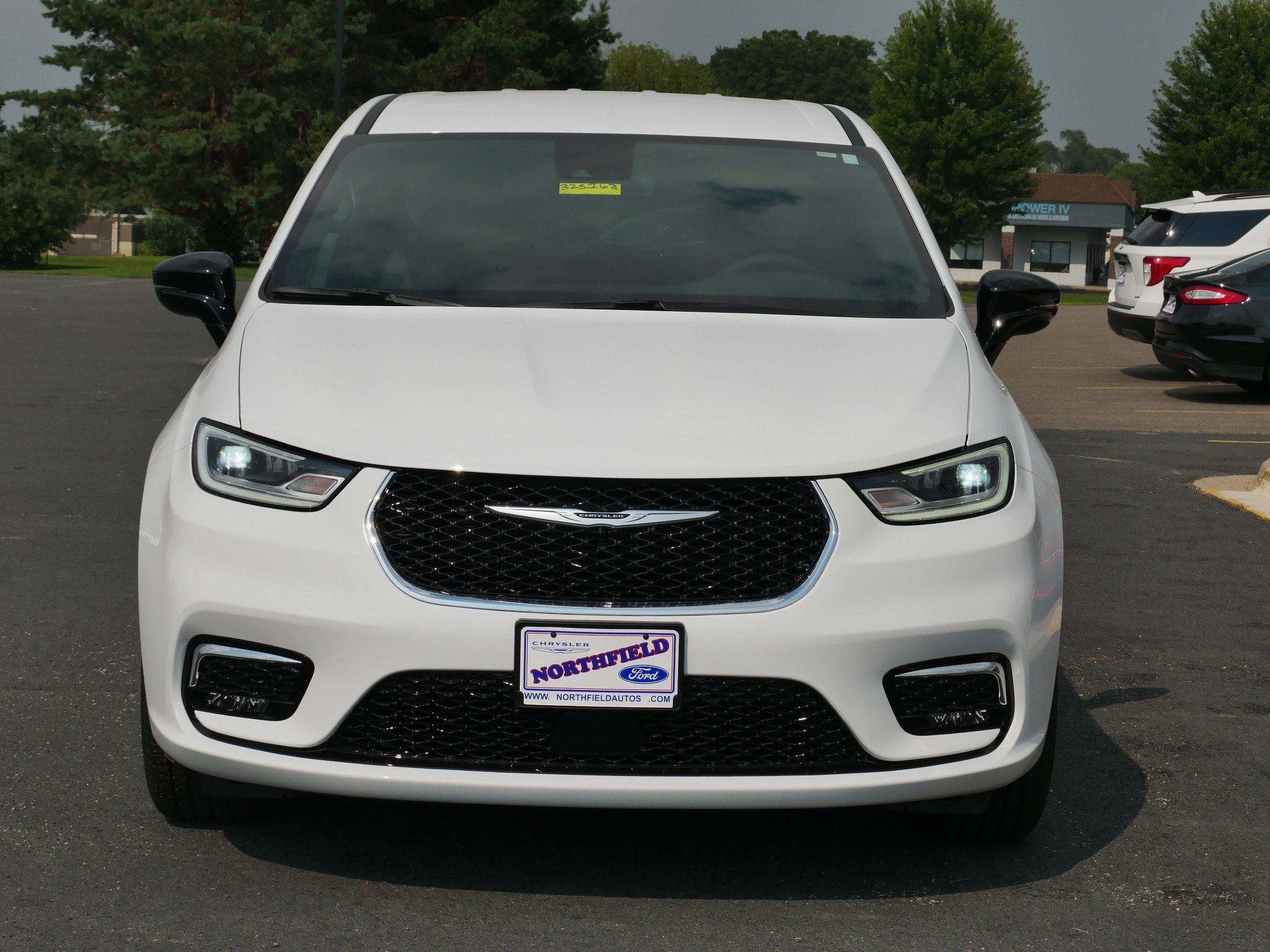 New 2025 Bright White Clear-Coat Exterior Paint Chrysler Select image 3