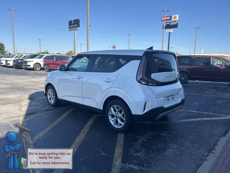 Used 2017 White Platinum Clearcoat Metallic Ford Limited image 3