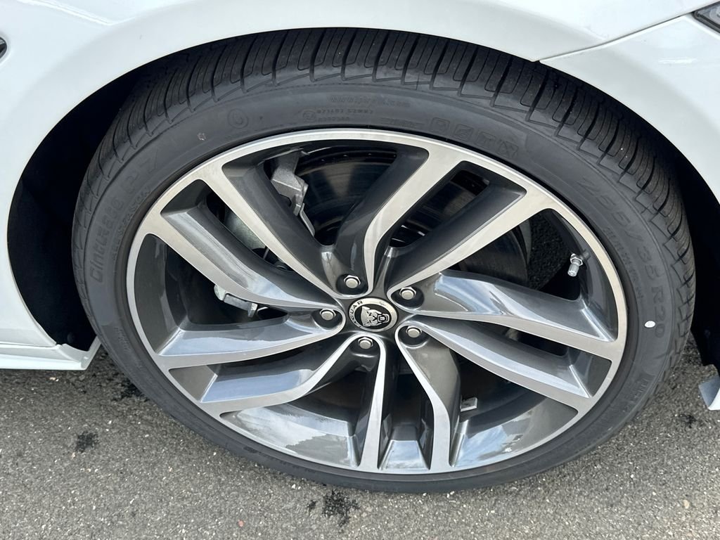 New 2024 Fuji White JAGUAR P300 R-DYNAMIC SE AWD image 7