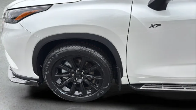 Used 2026 White/off-white Toyota XLE image 40