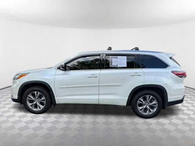 Used 2015 White Toyota XLE V6 image 8