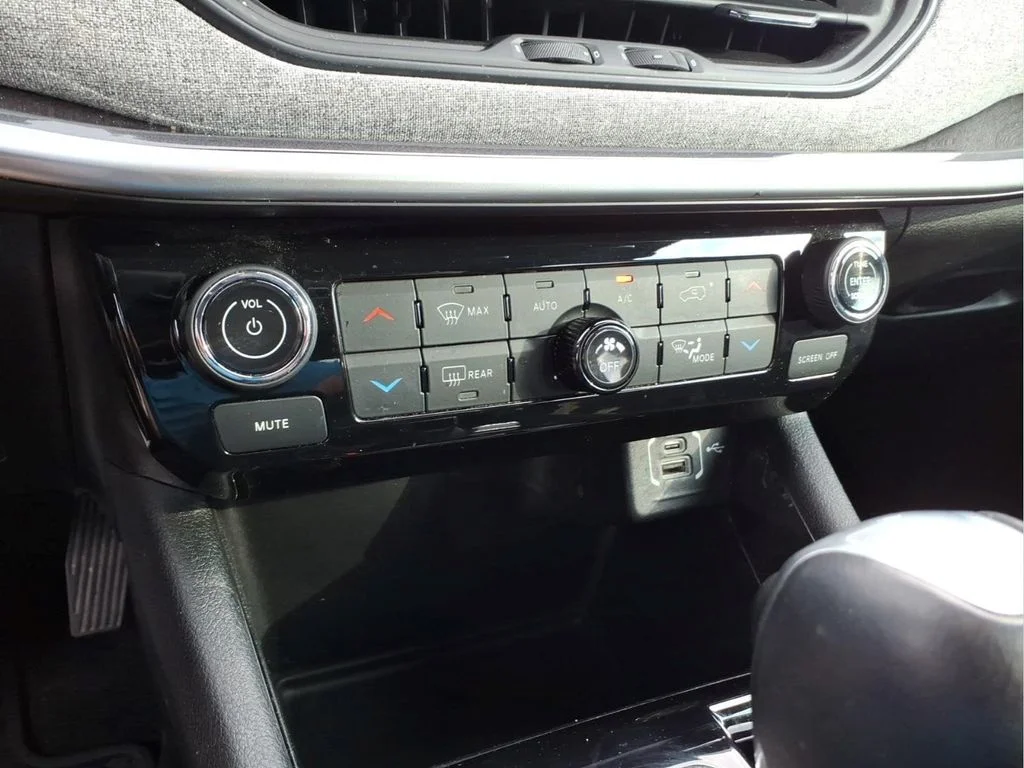 Used 2022 Red Jeep Latitude image 29