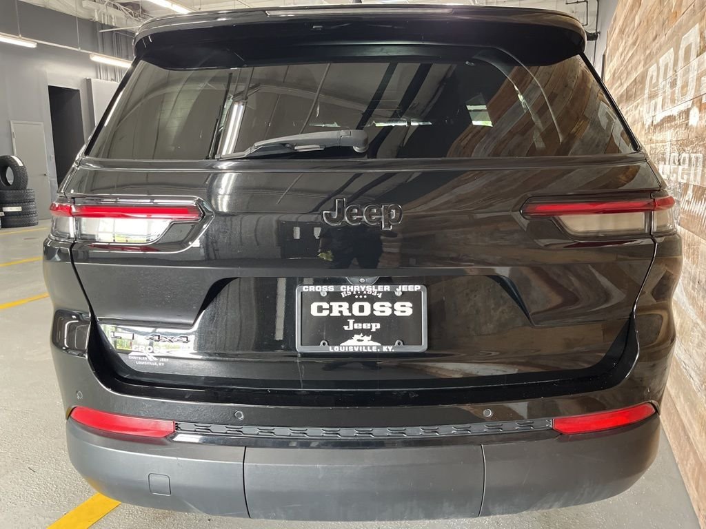 Used 2022 Diamond Black Jeep Altitude image 22