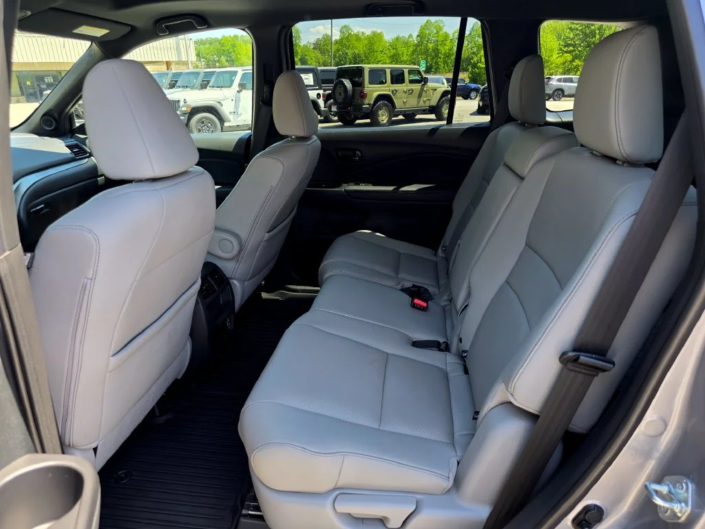 Used 2023 Silver Honda EX-L image 12