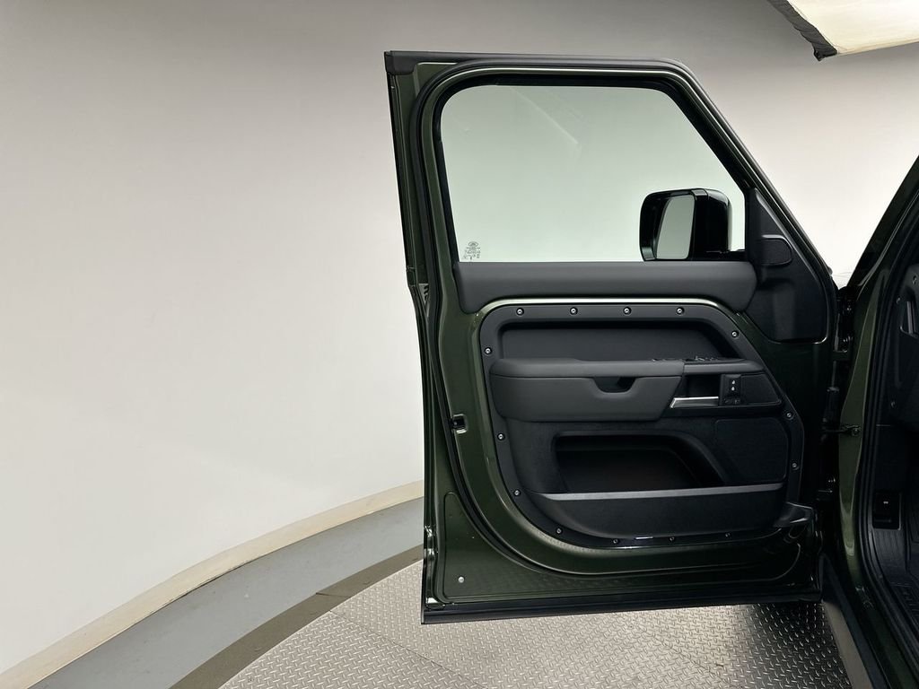 New 2026 Woolstone Green Land Rover X-Dynamic SE image 9