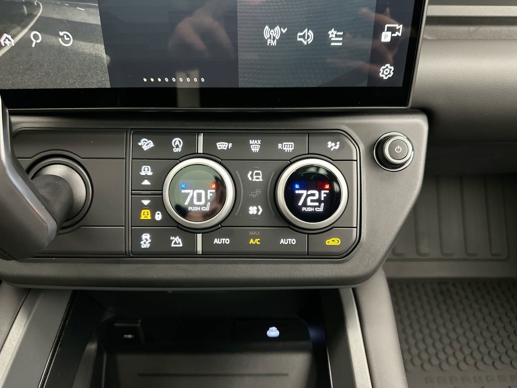 New 2026 Woolstone Green Land Rover X-Dynamic SE image 13