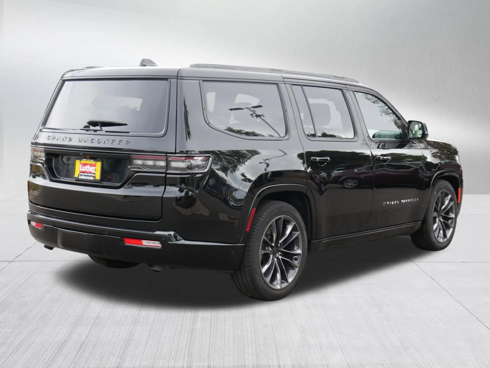 Used 2025 Diamond Black Crystal Pearlcoat Jeep Series III Obsidian image 7