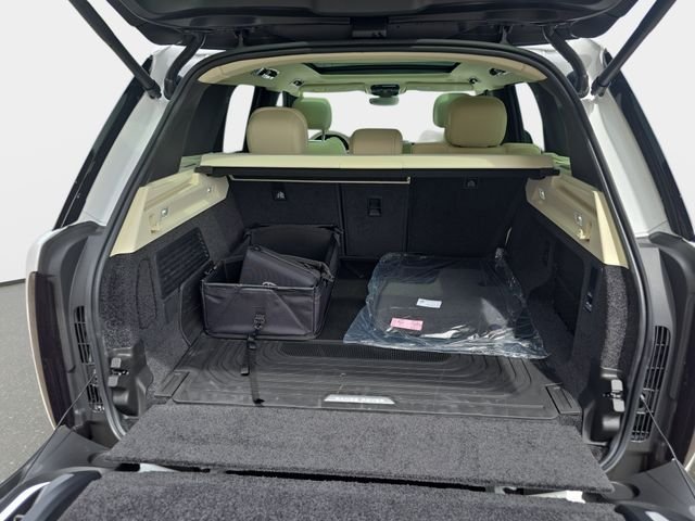 New 2026 Ostuni Pearl White LAND ROVER SE image 10