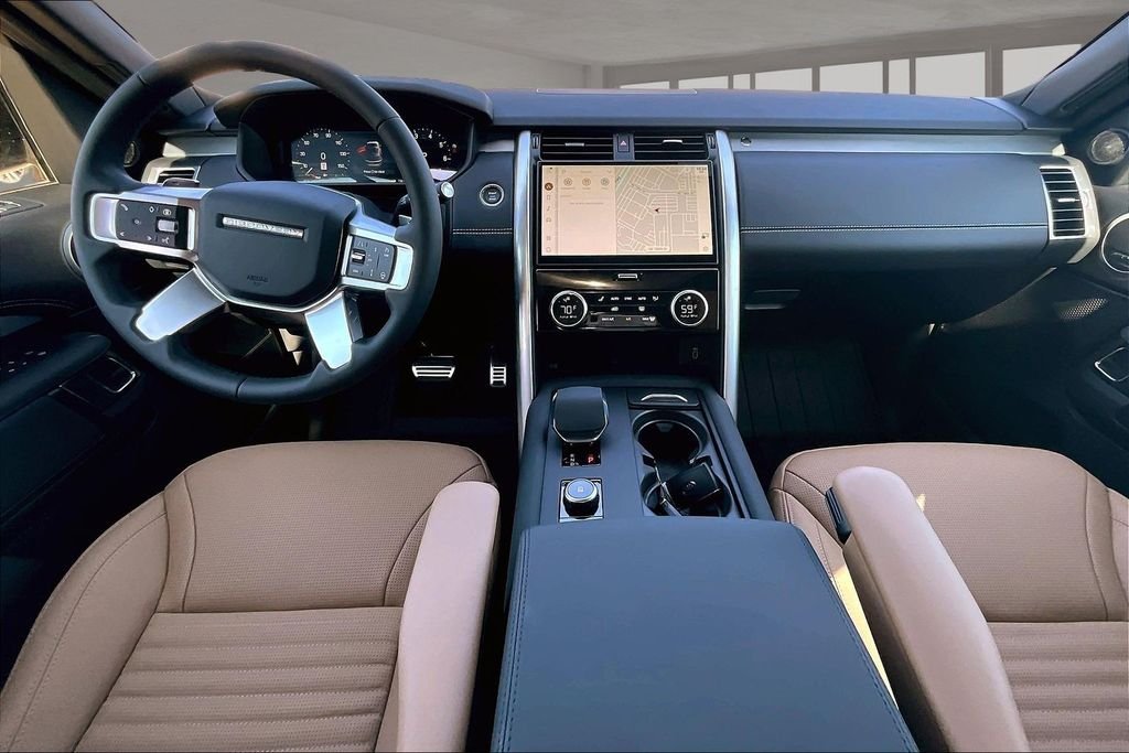 New 2026 Eiger Grey Metallic Land Rover Dynamic SE image 5