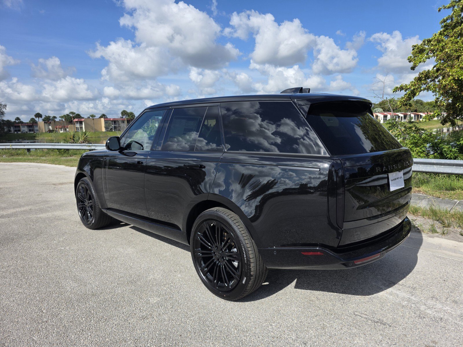 New 2026 Santorini Black Land Rover SE image 2