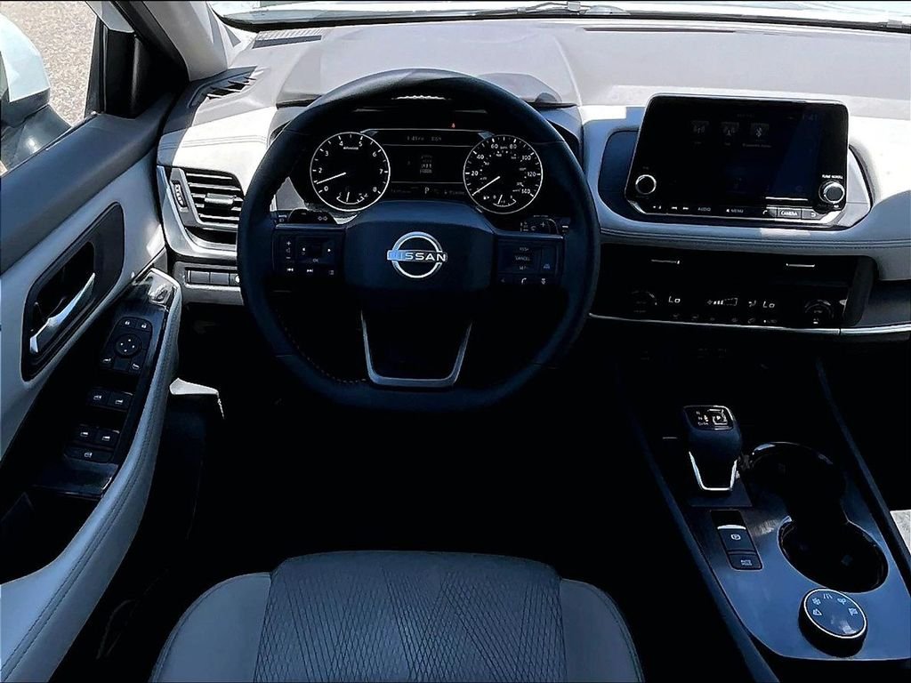 Used 2025 White Nissan SV image 17