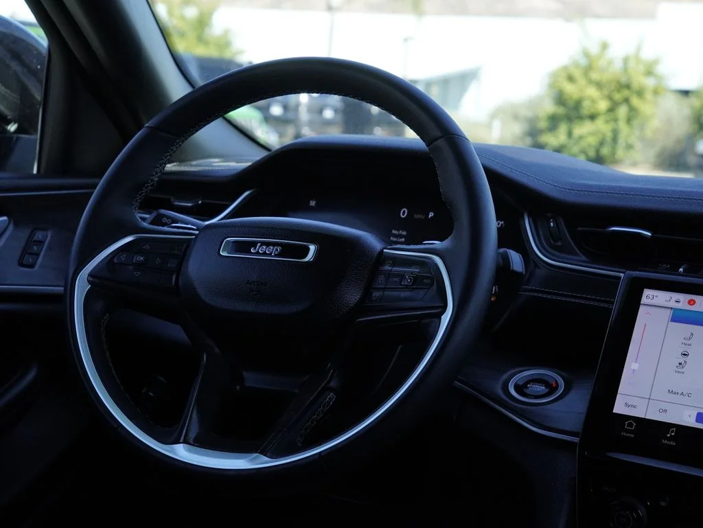 Used 2024 Silver Jeep Limited image 31