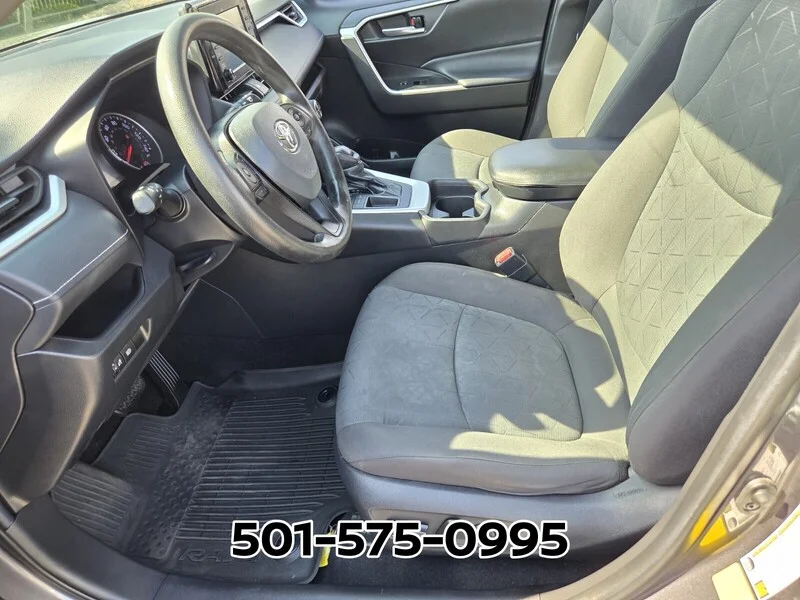 Used 2021 Magnetic Gray Metallic TOYOTA XLE FWD image 10