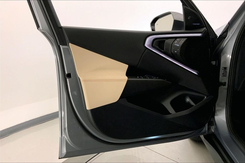 Used 2025 Skyscraper Grey Metallic BMW  image 24