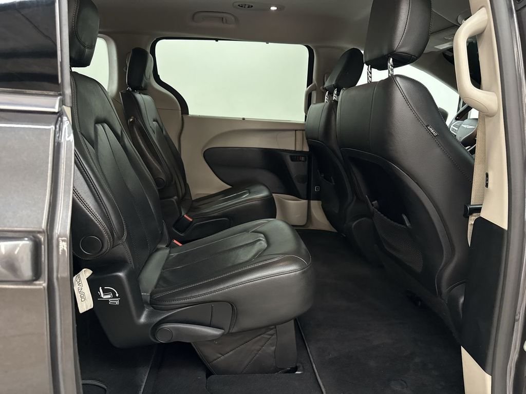 Used 2020 Crystal Metallic Chrysler Touring L image 17