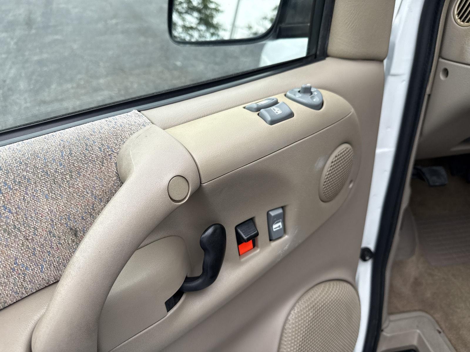 Used 2000 Ivory White GMC SL image 18