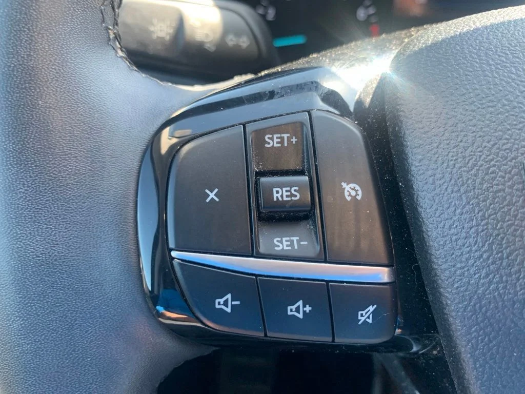 Used 2022 Gray Ford SEL image 21
