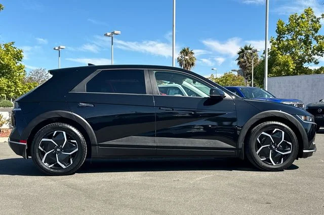 Used 2024 Black Hyundai SEL image 3
