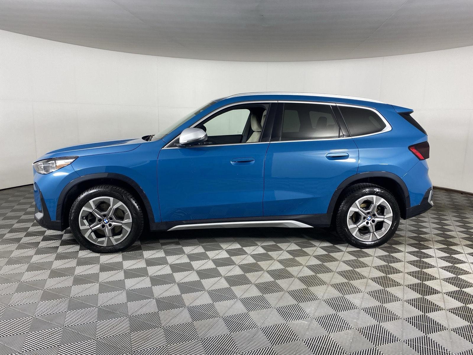 Used 2023 Blue Bay Lagoon Metallic BMW xDrive28i image 4