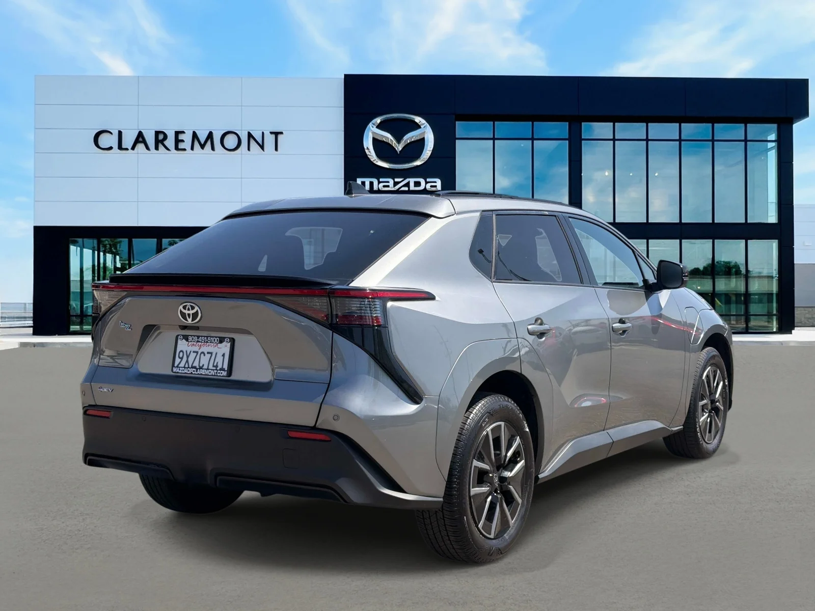 Used 2026 HEAVY METAL Toyota XLE FWD (Natl) image 5