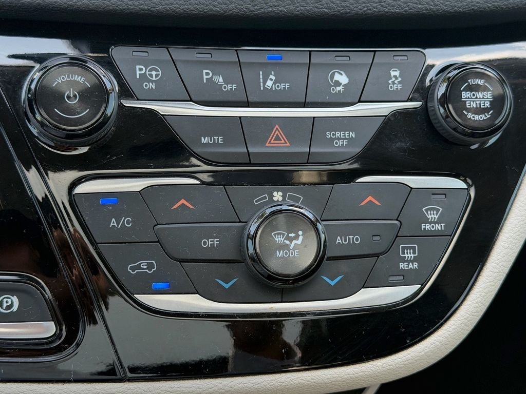Used 2019 White Chrysler Limited image 29