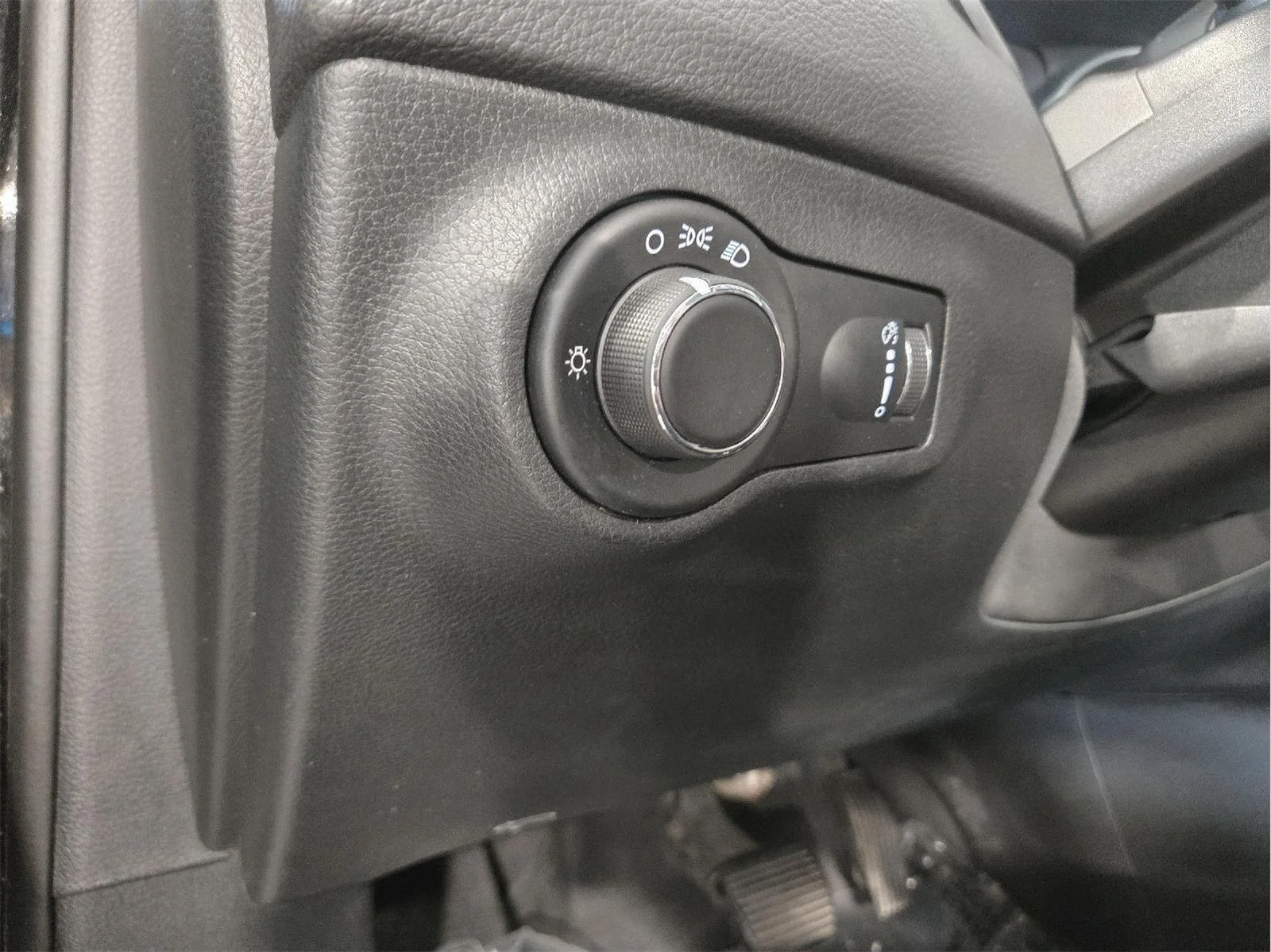 Used 2018 BLACK JEEP SPORT image 9