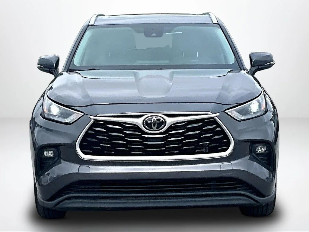 Used 2022 Gray Toyota XLE image 4