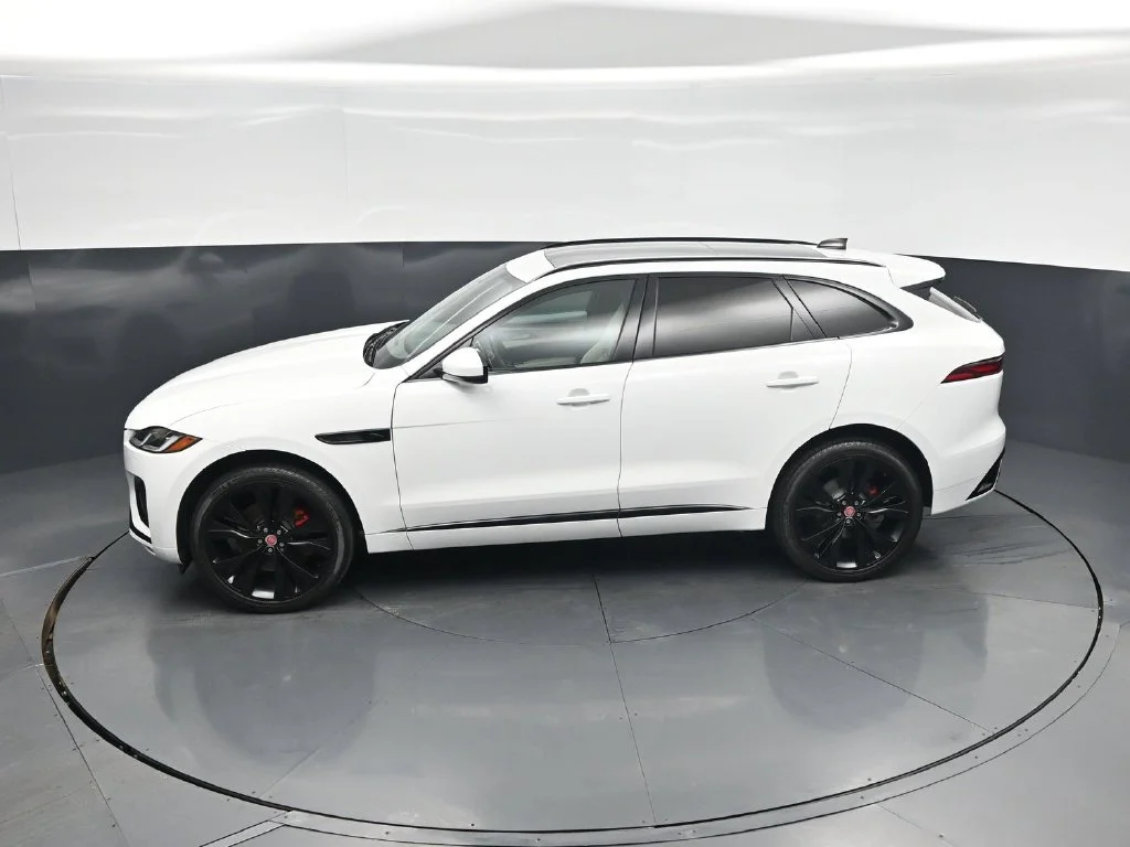 Used 2023  Jaguar P400 R-Dynamic S image 39