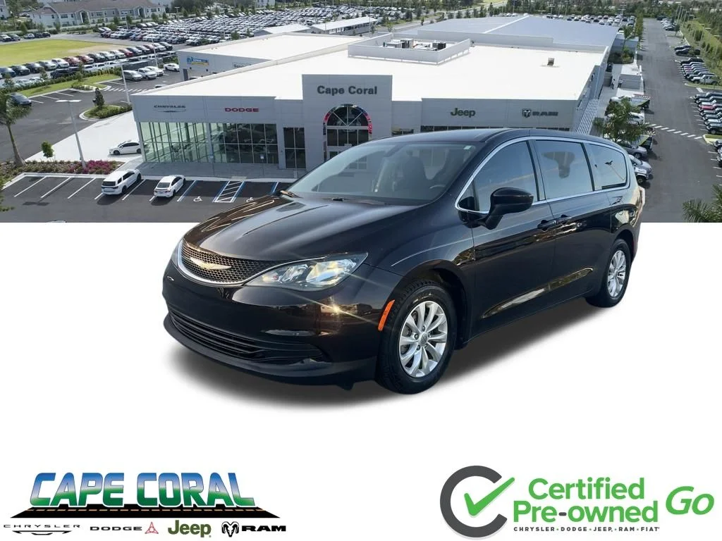 2017 Chrysler Pacifica Touring's photo