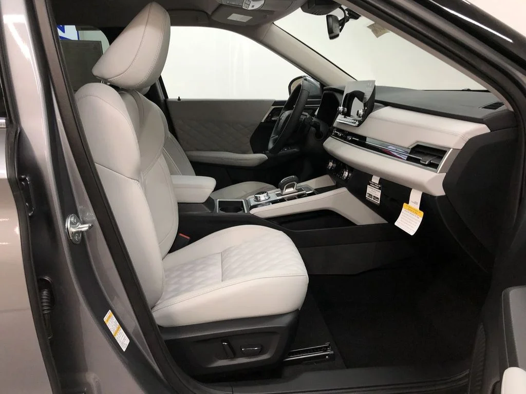 Used 2022 Mercury Gray Metallic Mitsubishi SEL image 20