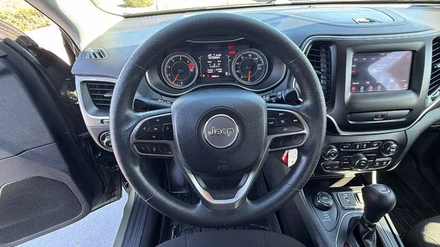 Used 2019 Green Jeep Latitude image 26