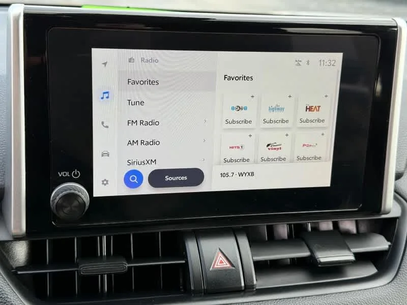 2025 Toyota RAV4 XLE - Photo 16