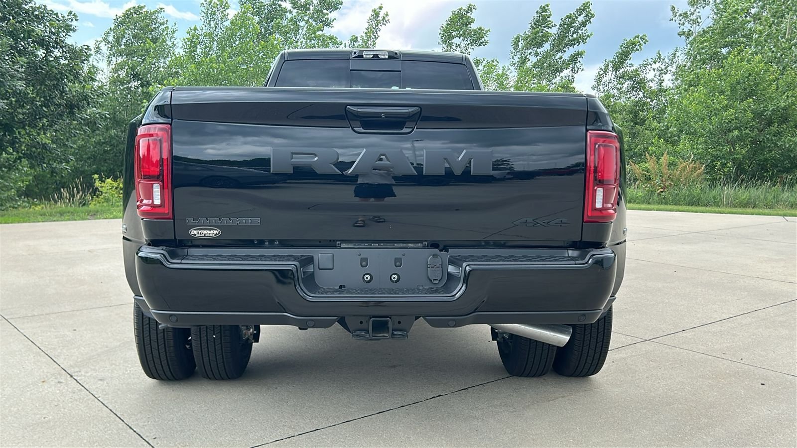 New 2026 Diamond Black Crystal Pearl-Coat Exterior Paint RAM Laramie image 5