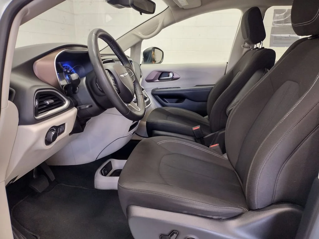 Used 2023 White Chrysler LX image 22