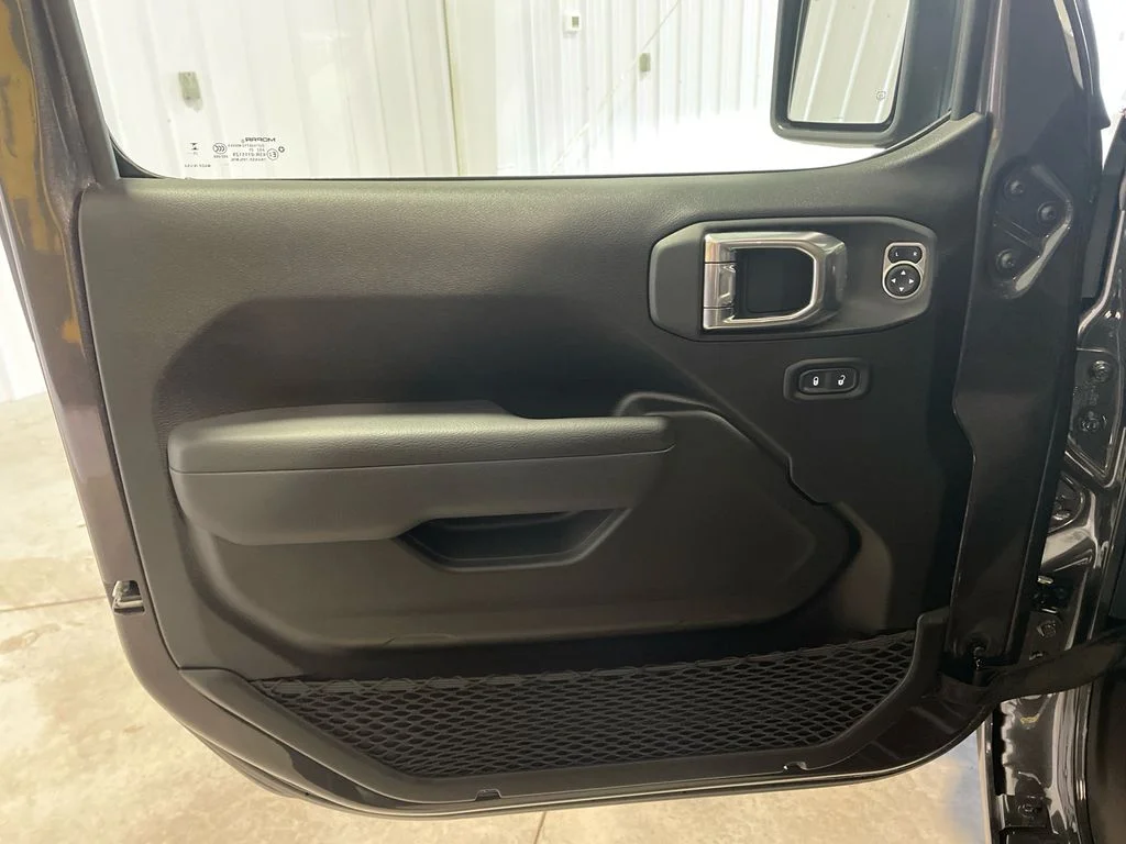 New 2026 Granite Crystal Metallic Clearcoat Jeep Sport S image 13