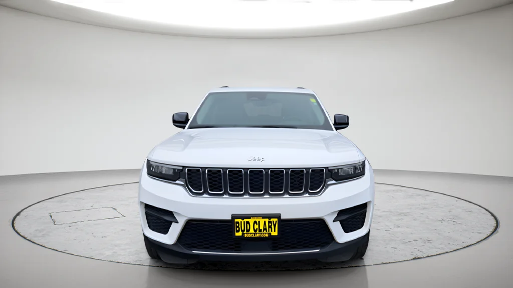 Used 2023 White Jeep Laredo image 2