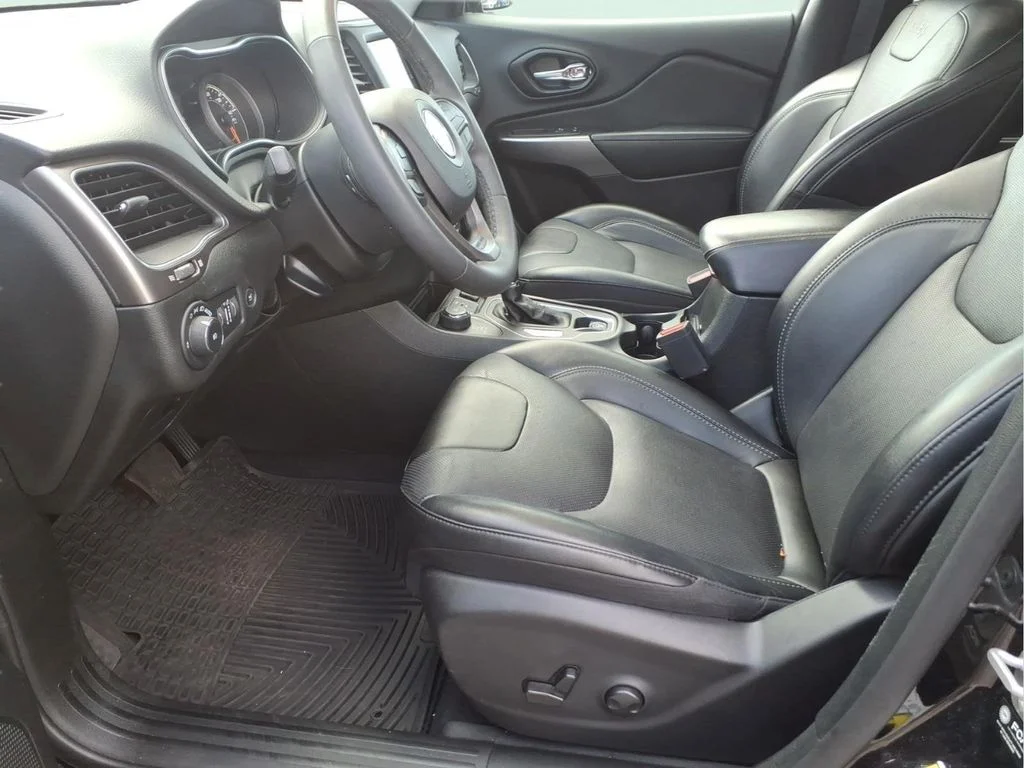 Used 2022 Black Jeep Latitude Lux image 15