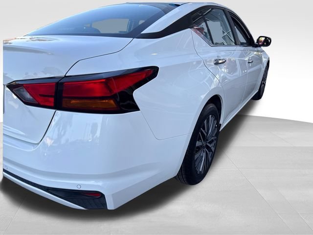 Used 2025 White Nissan SV FWD image 30
