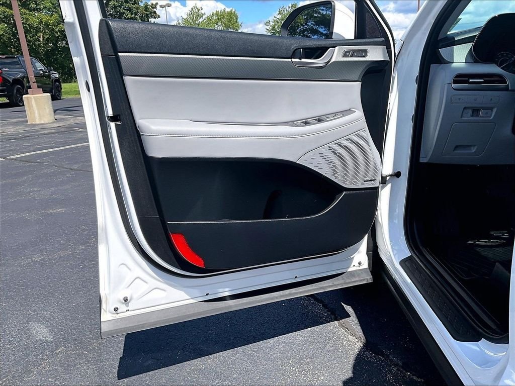 Used 2023 White Hyundai SEL image 9