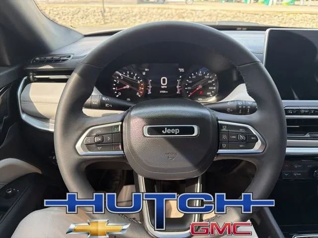 Used 2025 Silver Jeep Limited 4x4 image 27