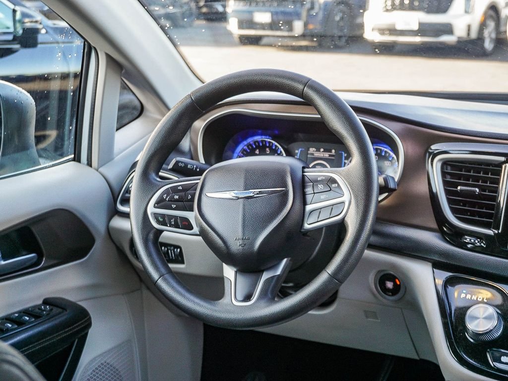 Used 2017 White Chrysler Touring image 17